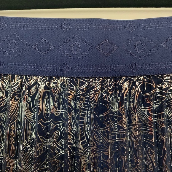 ✨ LuLaRoe Elegant Collection Metallic Pleated Skirt Women’s 2X ✨ - Picture 3 of 5